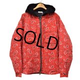 【新品未使用】【ｍｎｍｌ】【赤バンダナ柄】【黒フード付き】キルティング裏地付き【ジップアップブルゾン】【サイズＬ】 