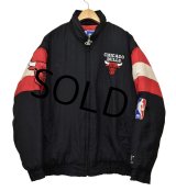 【ビンテージ】【シカゴブルズ】バスケットボール【ＮＢＡ】【赤×黒×白】【中綿入り】【ブルゾン】【サイズＬ】 