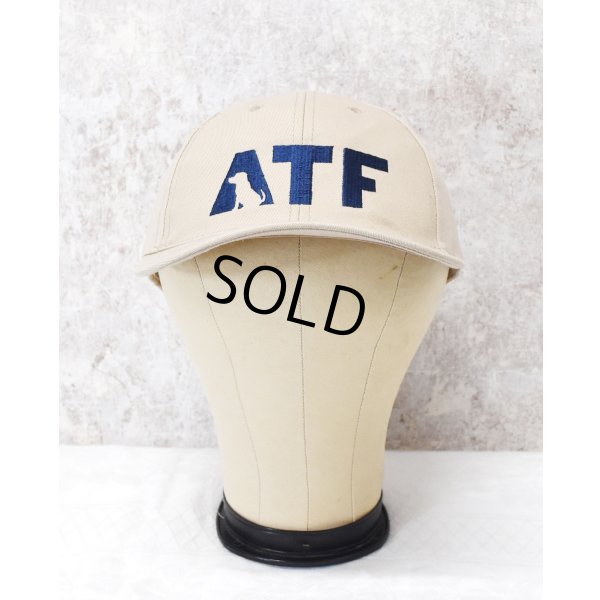 画像1: 【デッドストック】【ATF】【ベージュ×紺刺繍ロゴ】【コットンBBキャップ】  