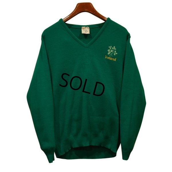 画像1: 程度良好!!【アイルランド製】ビンテージ【Celtic Wear】三つ葉のクローバー　若葉刺繍入り【緑】 Vネックセーター 【サイズ44】  