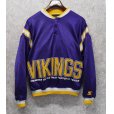 画像1: 【ビンテージ 】【STARTER】スターター【NFL】ナショナル・フットボール・リーグ【VIKINGS】ミネソタ・バイキングス 紫ｘ黄色【ヘンリーネックスウェット】【サイズＳ】<br> (1)