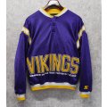 【ビンテージ 】【STARTER】スターター【NFL】ナショナル・フットボール・リーグ【VIKINGS】ミネソタ・バイキングス 紫ｘ黄色【ヘンリーネックスウェット】【サイズＳ】 