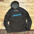 画像1: 【パタゴニア】patagonia【テキストロゴポリサイクルフーディー】黒 パーカー【W－S】<br> (1)