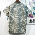 画像3: 程度良好!! ビンテージ【USA製】ACU デジカモ 総柄【ポケット付き】【Vネック】メディカルプルオーバーシャツ【Tシャツ】【サイズM】<br> (3)