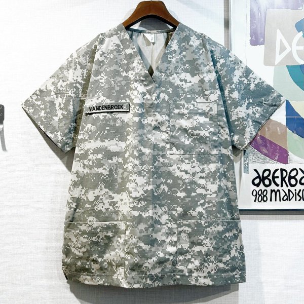 画像1: 程度良好!! ビンテージ【USA製】ACU デジカモ 総柄【ポケット付き】【Vネック】メディカルプルオーバーシャツ【Tシャツ】【サイズM】 