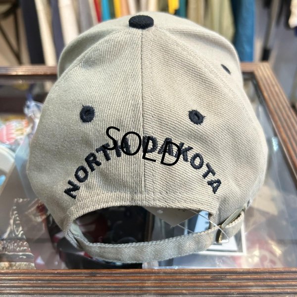 画像5: デッドストック 【ビンテージ】【NORTH DAKOTA】【ベージュ×黒】鹿刺繡【ベースボールキャップ】 