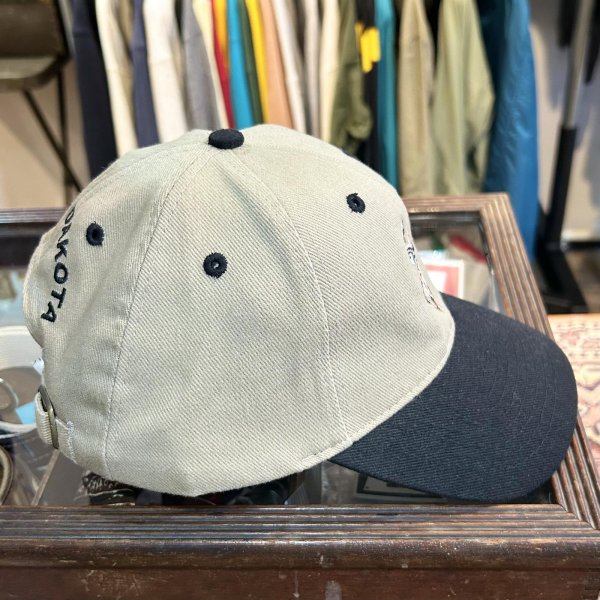 画像3: デッドストック 【ビンテージ】【NORTH DAKOTA】【ベージュ×黒】鹿刺繡【ベースボールキャップ】 
