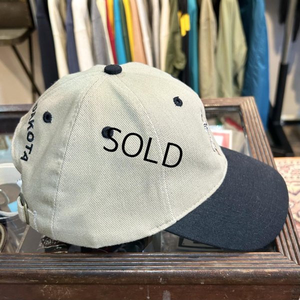 画像3: デッドストック 【ビンテージ】【NORTH DAKOTA】【ベージュ×黒】鹿刺繡【ベースボールキャップ】 