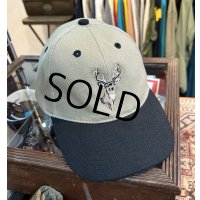 デッドストック 【ビンテージ】【NORTH DAKOTA】【ベージュ×黒】鹿刺繡【ベースボールキャップ】 