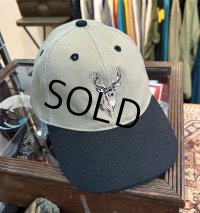 デッドストック 【ビンテージ】【NORTH DAKOTA】【ベージュ×黒】鹿刺繡【ベースボールキャップ】 