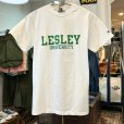 画像1: 【ビンテージ】【チャンピオン】【Champion】【LESLEY UNIVERSITY】カレッジロゴ【バックプリント付き】白ｘ黄緑プリント【プリントTシャツ】【サイズS】<br> (1)
