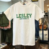 【ビンテージ】【チャンピオン】【Champion】【LESLEY UNIVERSITY】カレッジロゴ【バックプリント付き】白ｘ黄緑プリント【プリントTシャツ】【サイズS】 