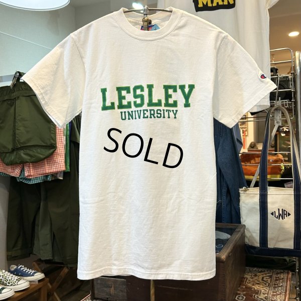 画像1: 【ビンテージ】【チャンピオン】【Champion】【LESLEY UNIVERSITY】カレッジロゴ【バックプリント付き】白ｘ黄緑プリント【プリントTシャツ】【サイズS】 