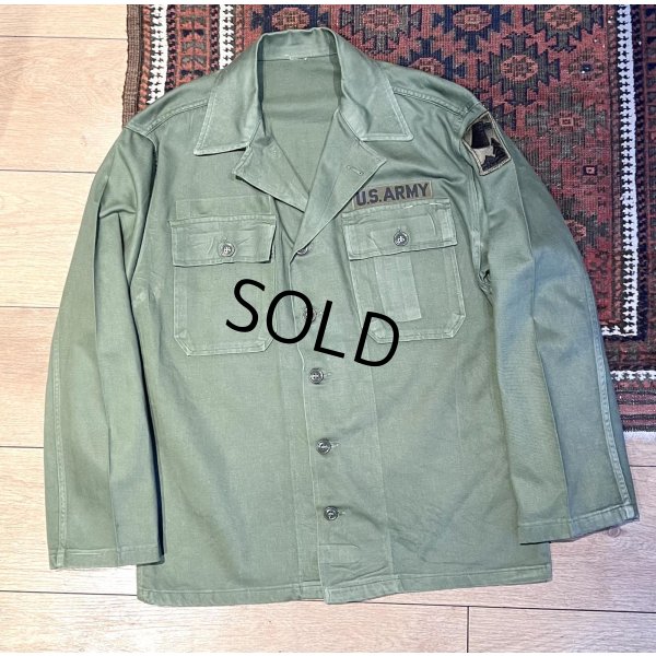 画像1: 【60's】【米軍実物】【ビンテージ】【U.S.ARMY】【OG107】ワッペン付き【ユーティリティシャツ】【サイズS程度】 