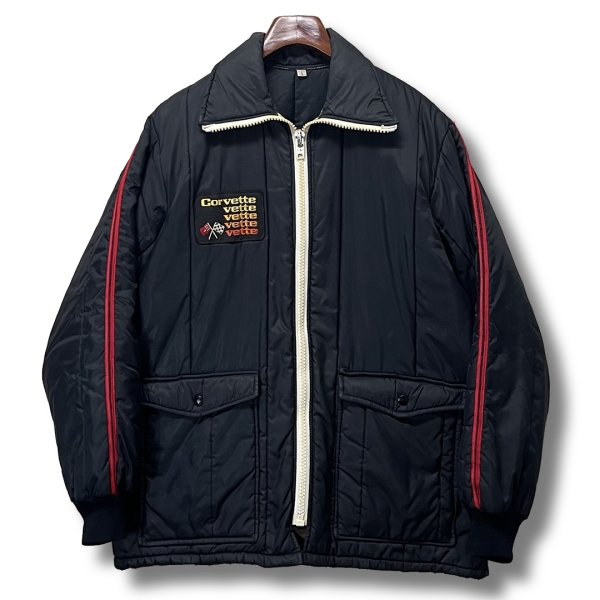 画像1: 80's~【ビンテージ】【Corvette】コルベッツ シボレーコルベット【黒×赤ライン】中綿入り【ジップアップジャケット】【サイズL】 