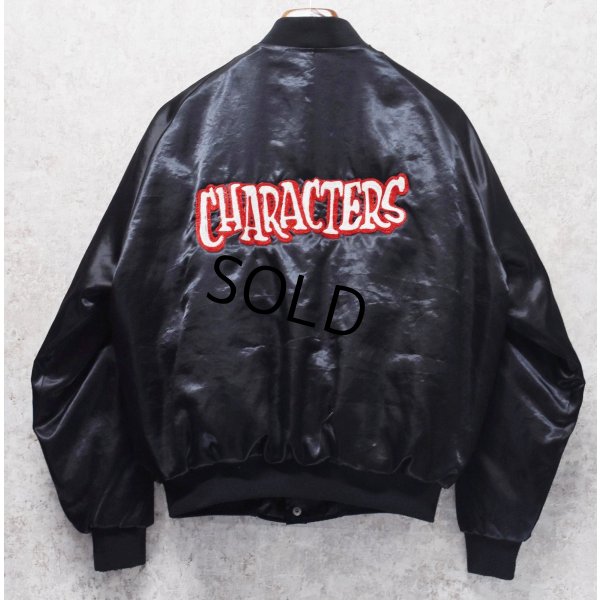 画像1: 90's【USA製】【ビンテージ】ヒルトン【HILTON】【黒】CHARACTERS【中綿入り】【サテンブルゾン】Ｌ 
