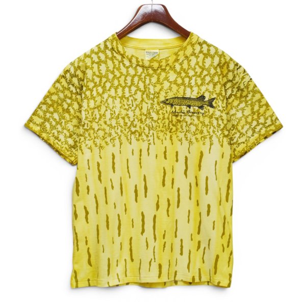 画像2: 【90's】【ビンテージ】【USA製】【GILDAN】黄色タイダイ【HEAVY WEIGHT】魚　ウロコ 総柄Tシャツ【Muskie Country】【Tシャツ】【魚】【総柄】【サイズL】