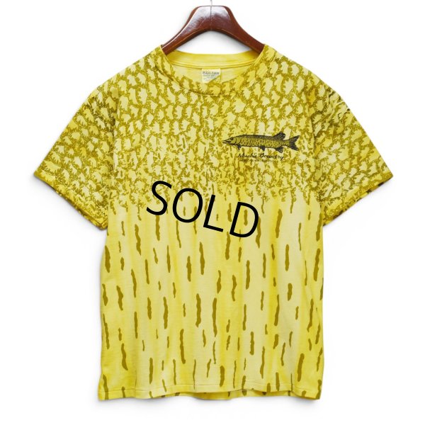 画像2: 【90's】【ビンテージ】【USA製】【GILDAN】黄色タイダイ【HEAVY WEIGHT】魚　ウロコ 総柄Tシャツ【Muskie Country】【Tシャツ】【魚】【総柄】【サイズL】
