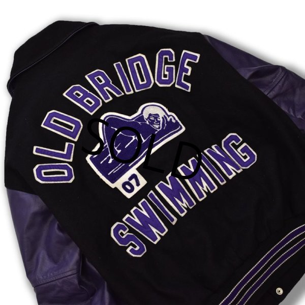 画像2: 【USA製】【ビンテージ】【FORDHAM】【OLD BRIDGE SWIMMING】【黒×紫】【メルトン×レザー】【スタジャン】【サイズXXL】  (2)