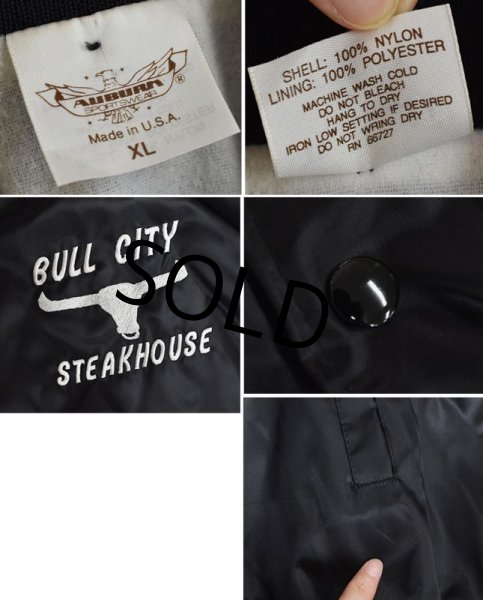 画像2: 【USA製】【ビンテージ】【AUBURN sportswear】【黒】【BULL CITY STEAKHOUSE】ナイロンブルゾン【サテンジャケット】【サイズＸＬ】  (2)