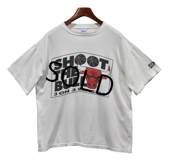 画像1: 【90’s】【USA製】【ビンテージ】【シカゴブルズ】【白】SHOOT THE BULL【Ｔシャツ】【サイズＸＬ】  (1)