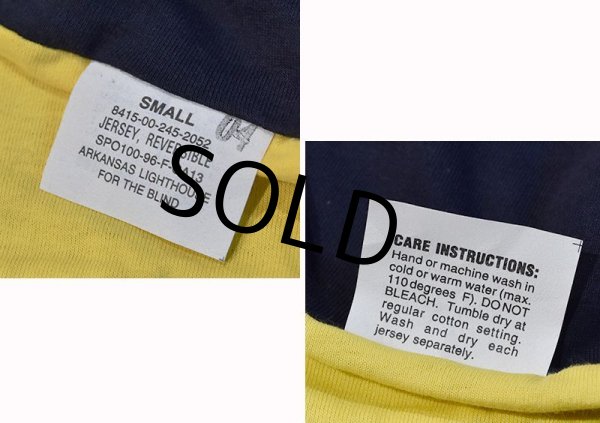 画像2: デッドストック【90's】【ビンテージ】【U.S.NAVY】【紺ｘ黄】リバーシブル【Ｔシャツ】【サイズＳ】  (2)