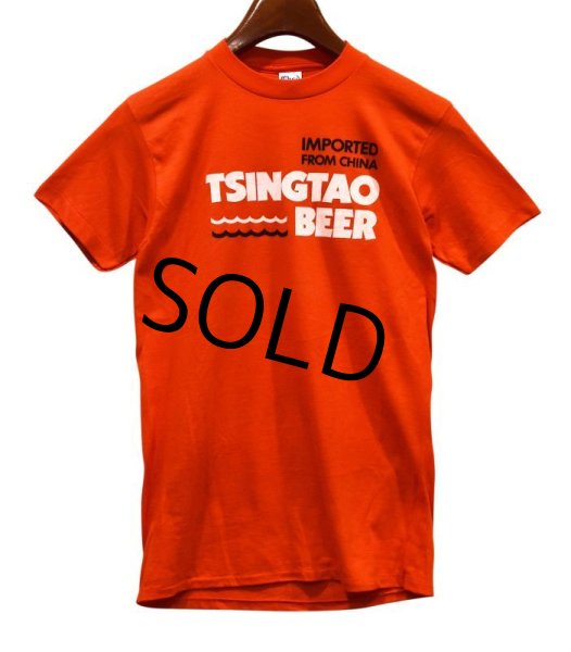 画像1: 【デッドストック】【80's】 【USA製】【ビンテージ】【赤】【バックプリント】青島ビール【TSINGTAO BEER】Tシャツ 【サイズM】  (1)