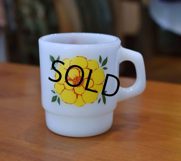 画像1: 【Fire King】【ファイヤーキング】【デイブレイカー】【黄色ｘ赤】【花】【スタッキング】【マグカップ】  (1)