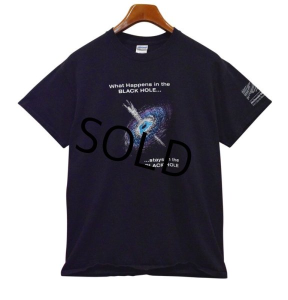 画像1: ビンテージ【GILDAN】【ギルダン】What Happens in BLACK HOLE【黒】【Tシャツ】【サイズＭ】  (1)