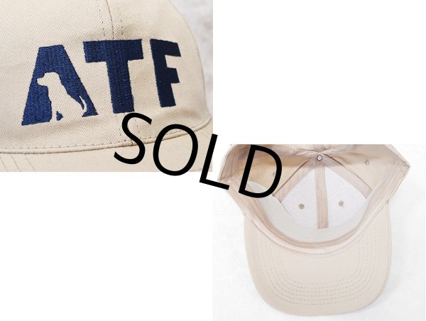 画像2: 【デッドストック】【ATF】【ベージュ×紺刺繍ロゴ】【コットンBBキャップ】   (2)
