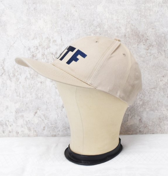 画像3: 【デッドストック】【ATF】【ベージュ×紺刺繍ロゴ】【コットンBBキャップ】   (3)