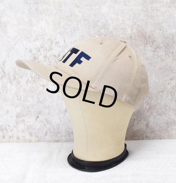 画像3: 【デッドストック】【ATF】【ベージュ×紺刺繍ロゴ】【コットンBBキャップ】   (3)
