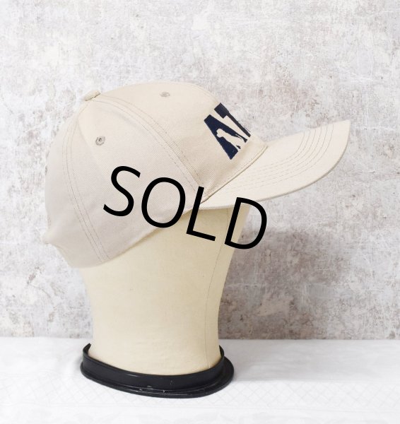 画像4: 【デッドストック】【ATF】【ベージュ×紺刺繍ロゴ】【コットンBBキャップ】   (4)