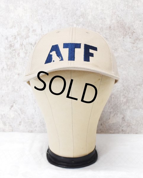 画像1: 【デッドストック】【ATF】【ベージュ×紺刺繍ロゴ】【コットンBBキャップ】   (1)