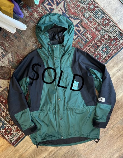 画像1: 【ビンテージ】【The north face】【ザ ノースフェイス】ゴアテックス 黒x緑【マウンテンライトジャケット】【サイズXL】  (1)
