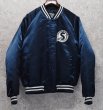 画像1: ~90's【USA製】【ビンテージ】【Chalk Line】【チョークライン】SOUTH WIRE【紺ｘリブ白ライン】【中綿入りサテンスタジャン】【サイズL】  (1)