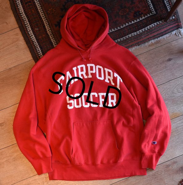 画像1: 【80's】【USA製】【ビンテージ】【チャンピオン】【Champion】FAIR PORT SOCCER バックプリント【トリコタグ】【赤】【リバースウィーブパーカー】【サイズXL】  (1)