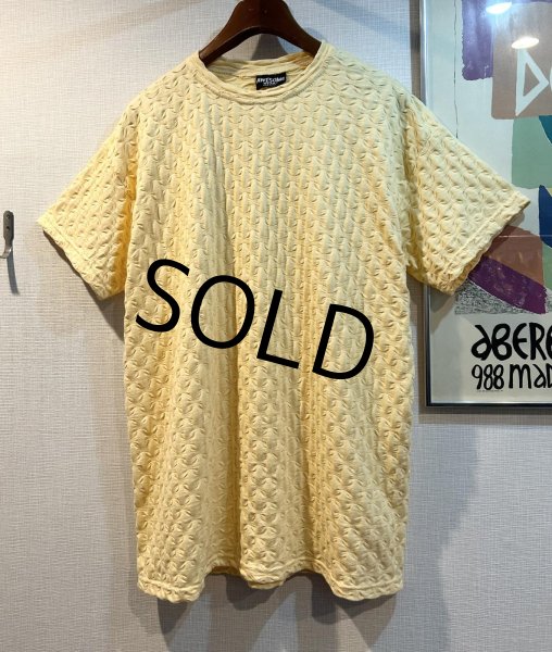 画像1: 【USA製】ビンテージ【AWESOME WEAR】【オーサムウェア】エンボス総柄【レモンイエロー】【Ｔシャツ】【One Size Fits All】  (1)