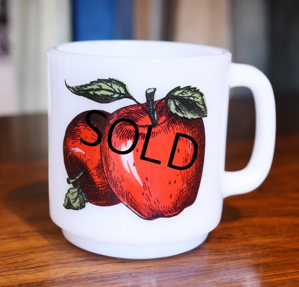 画像1: ビンテージ 【グラスベイク】Glasbake フルーツマグ【リンゴ】【ミルクガラス】マグカップ  (1)