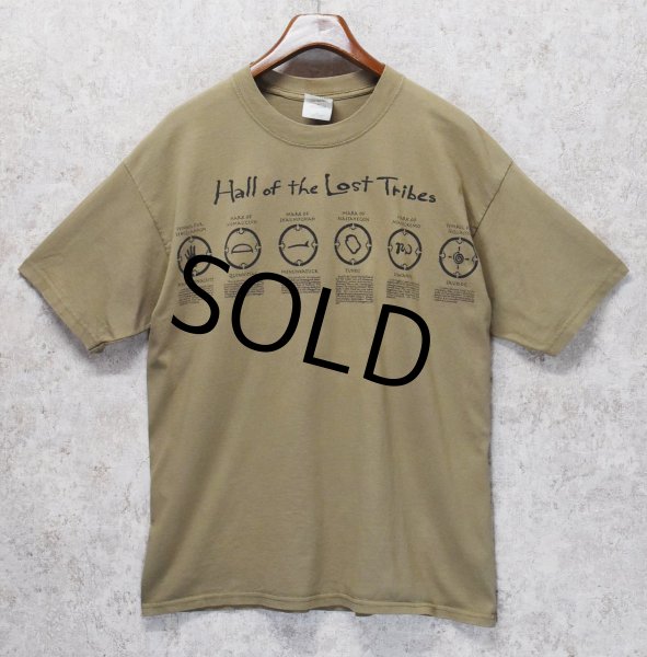画像1: ビンテージ【GILDAN】【ギルダン】【Hall of the Lost Tribes】【黄土色】【両面プリント】【Tシャツ】【サイズXL】  (1)