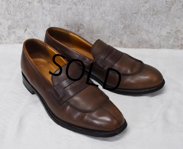 画像1: 【ENGLAND製】BARNEYS NEW YORK【バーニーズニューヨーク】【別注】【ブラウン】【Vチップローファー】【10 1/2D】【28.5cm程度】  (1)