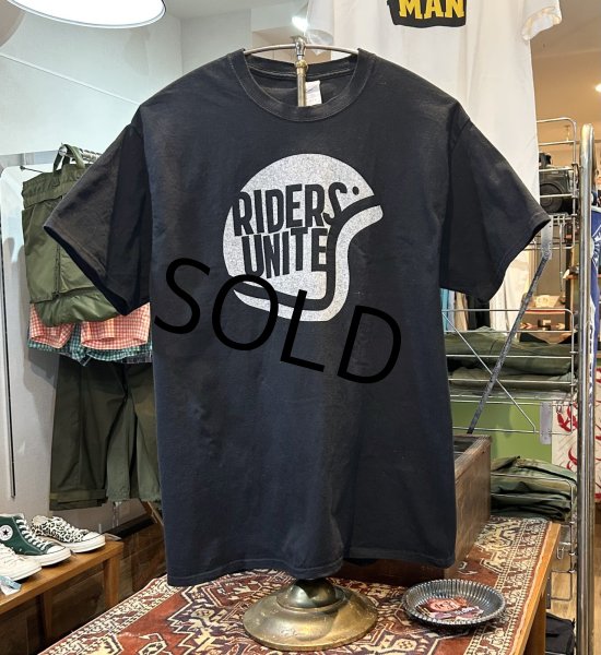 画像1: ビンテージ Port&Company【RIDERS UNITE】ヘルメット【黒】Tシャツ【サイズL】  (1)