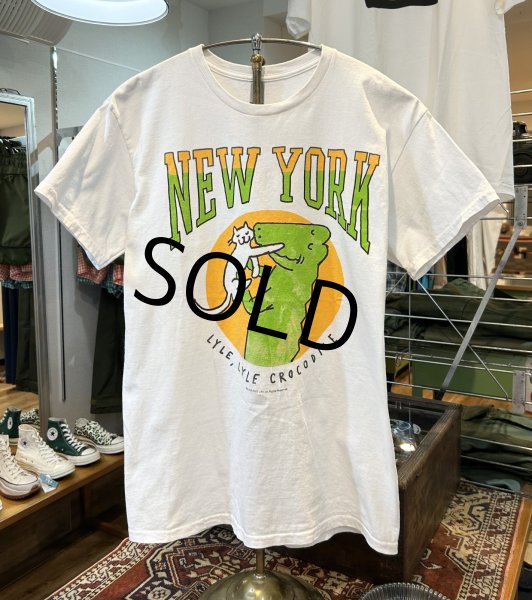画像1: ビンテージ【GILDAN】ギルダン NEW YORK LYLE LYLE CROCODILE ライルライルクロコダイル ワニx猫【白】Tシャツ【サイズM】シング・フォー・ミー、ライル  (1)