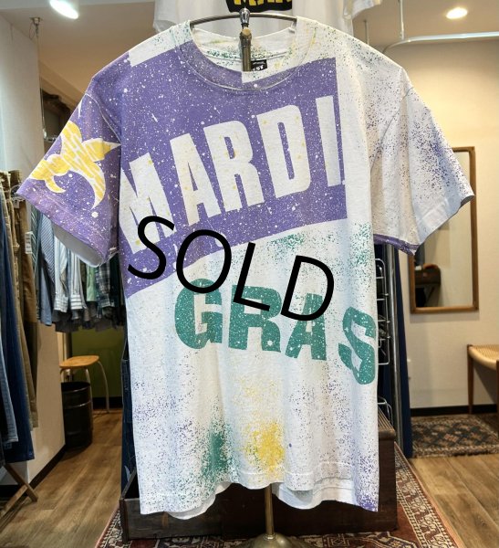 画像1: 90's USA製 ビンテージ【FRUIT OF THE LOOM 】フルーツオブザルーム【MARDI GRAS】【白】総柄【 Tシャツ】【サイズL】  (1)