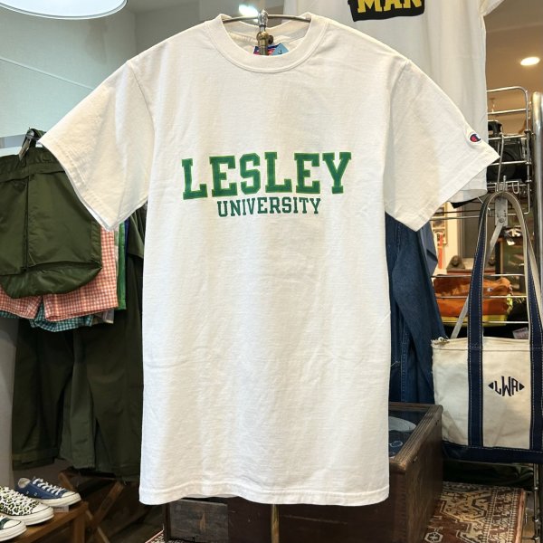 画像1: 【ビンテージ】【チャンピオン】【Champion】【LESLEY UNIVERSITY】カレッジロゴ【バックプリント付き】白ｘ黄緑プリント【プリントTシャツ】【サイズS】  (1)