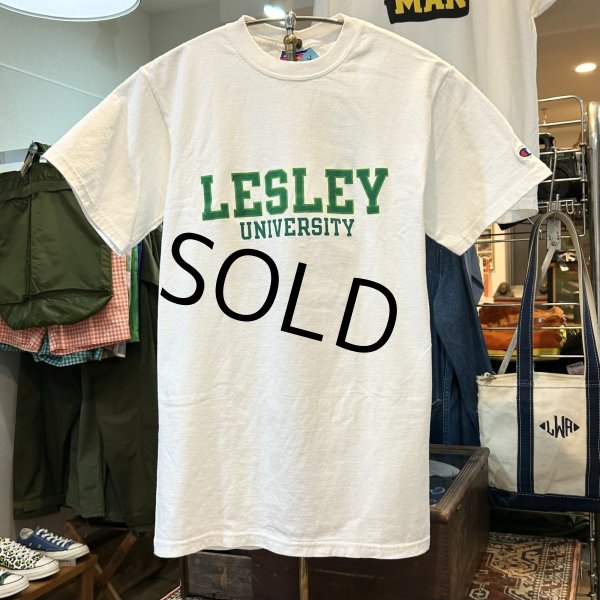 画像1: 【ビンテージ】【チャンピオン】【Champion】【LESLEY UNIVERSITY】カレッジロゴ【バックプリント付き】白ｘ黄緑プリント【プリントTシャツ】【サイズS】  (1)
