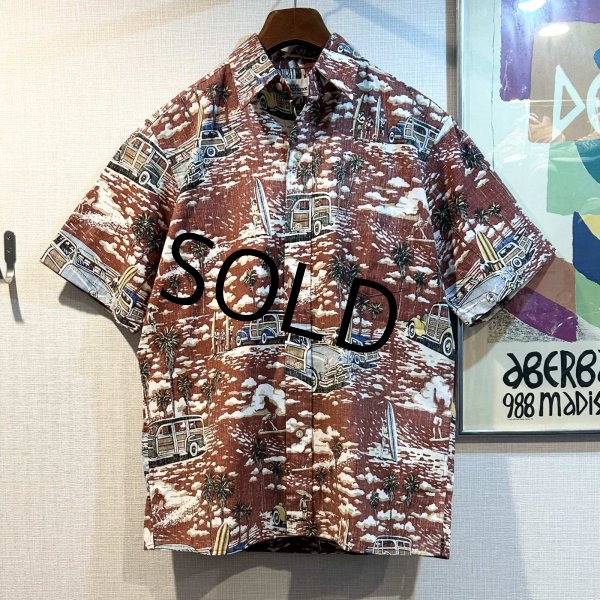 画像1: ほぼ未使用【ビンテージ】reyn spooner【レイン・スプーナー】【赤】【車とビーチ】【総柄】半袖【BDシャツ】【サイズS】   (1)