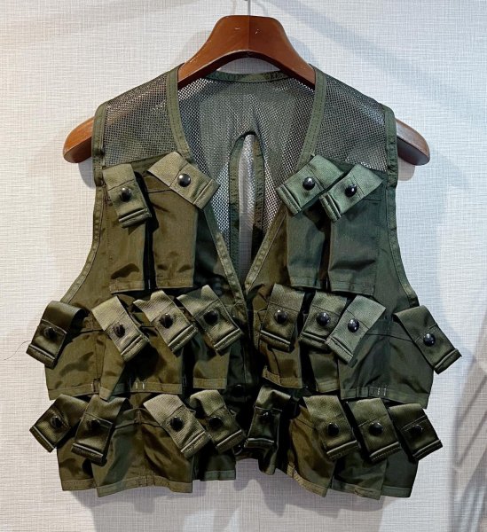 画像1: 【デッドストック】80's【USA製】【ビンテージ】【米軍実物】【AMMUNITION CARRYING VEST】【グレネードベスト】【サイズS】  (1)