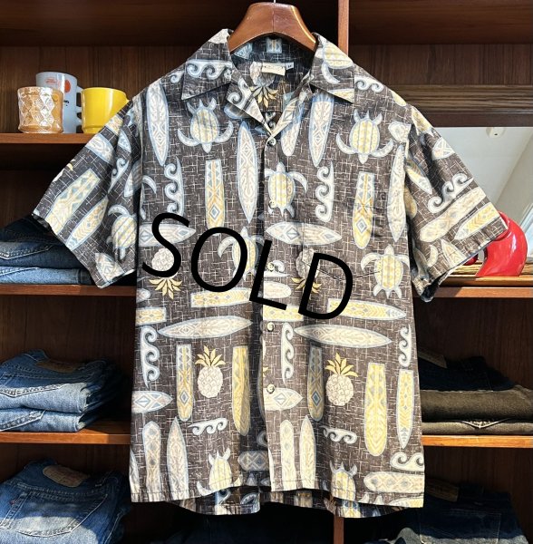 画像1: 【USA製】【ビンテージ】【GO BAREFOOT】アロハシャツ【ウミガメ×波×カヌー模様】ハワイアンシャツ【黒×水色×ベージュ】コットン【半袖シャツ】【サイズM】  (1)