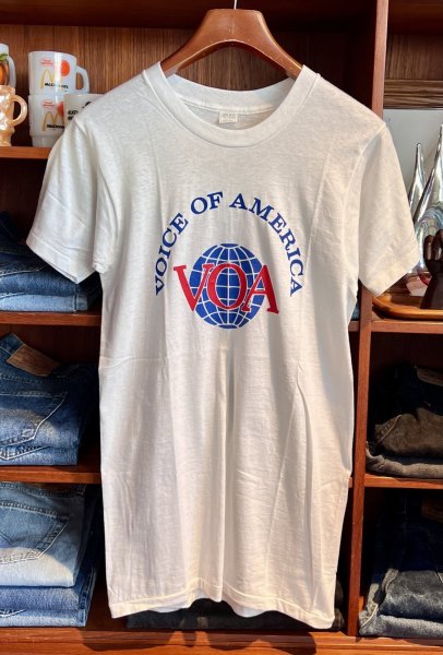 画像1: デッドストック【70's】【USA製】【ビンテージ】【VOICE OF AMERICA】プリント【白】コットン【Tシャツ】【サイズL】  (1)